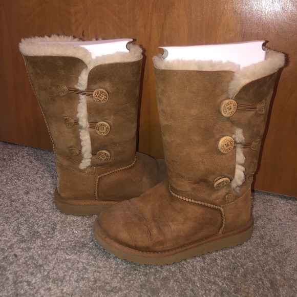 UGG® Girls' Bailey Button Triplet II Boots (Youth) - Picture 4 of 7